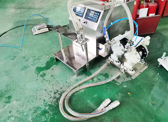 高粘度瓶、袋一體液體洗滌劑灌裝機-01